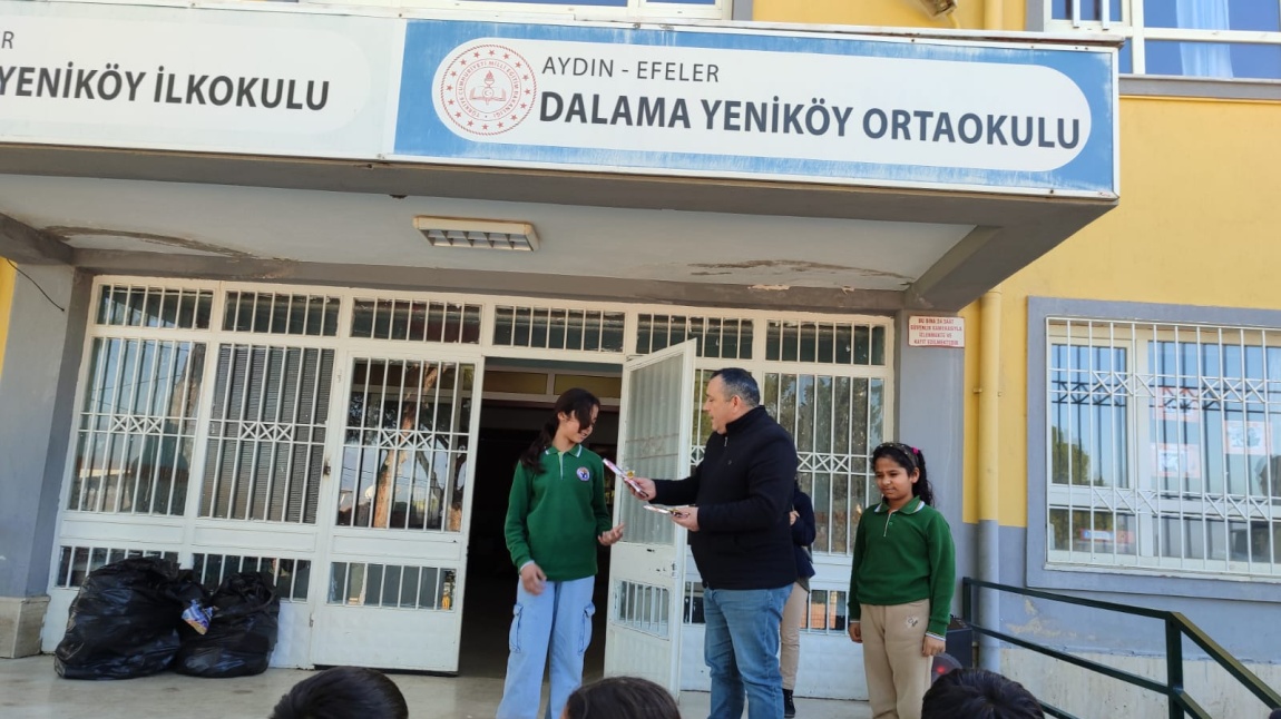 Okulumuzu İstiklal Marşı Okuma Yarışmasında Temsil Eden Öğrencilerimize Ödülleri Kendilerini Takdim Edildi.